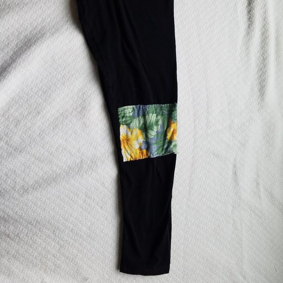Black leggings with applique knee patches - Picture 2 of 4